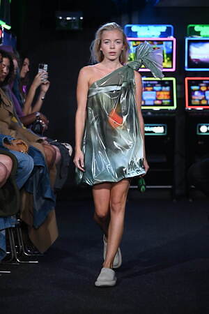 JW アンダーソン 2023年春夏ウィメンズコレクション - ディスプレイとしての衣服｜写真11
