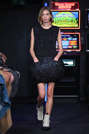 JW アンダーソン 2023年春夏ウィメンズコレクション - ディスプレイとしての衣服｜写真12