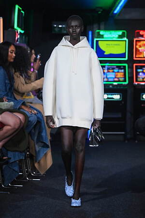 JW アンダーソン 2023年春夏ウィメンズコレクション - ディスプレイとしての衣服｜写真16