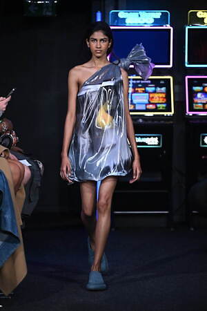 JW アンダーソン 2023年春夏ウィメンズコレクション - ディスプレイとしての衣服｜写真18