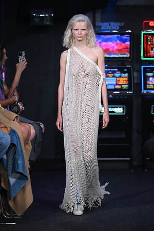 JW アンダーソン 2023年春夏ウィメンズコレクション - ディスプレイとしての衣服｜写真19