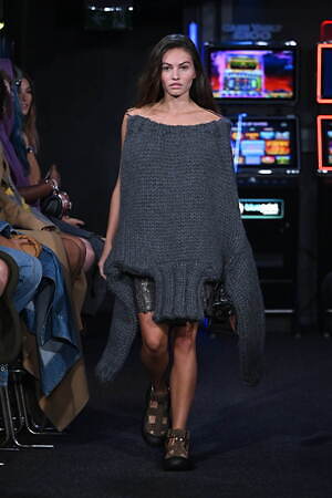 JW アンダーソン 2023年春夏ウィメンズコレクション - ディスプレイとしての衣服｜写真20