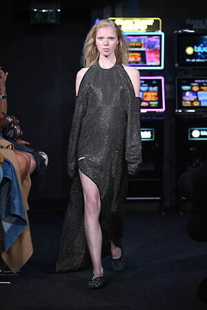 JW アンダーソン 2023年春夏ウィメンズコレクション - ディスプレイとしての衣服｜写真21