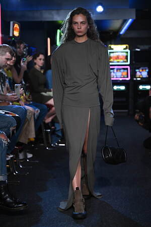JW アンダーソン 2023年春夏ウィメンズコレクション - ディスプレイとしての衣服｜写真24