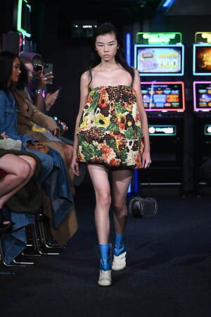 JW アンダーソン 2023年春夏ウィメンズコレクション - ディスプレイとしての衣服｜写真28