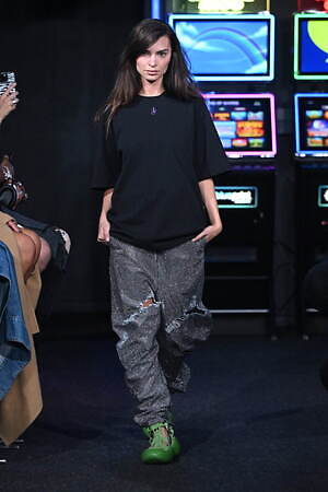 JW アンダーソン 2023年春夏ウィメンズコレクション - ディスプレイとしての衣服｜写真31