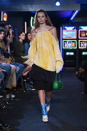 JW アンダーソン 2023年春夏ウィメンズコレクション - ディスプレイとしての衣服｜写真32
