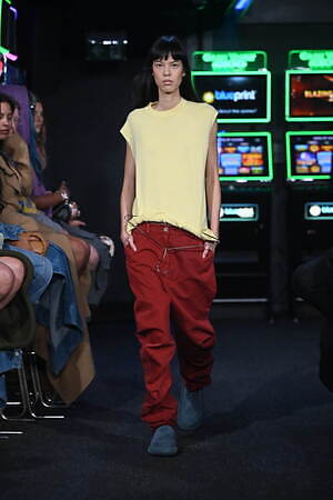 JW アンダーソン 2023年春夏ウィメンズコレクション - ディスプレイとしての衣服｜写真34