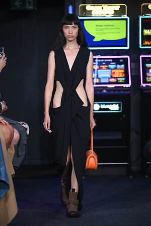 JW アンダーソン 2023年春夏ウィメンズコレクション - ディスプレイとしての衣服｜写真35
