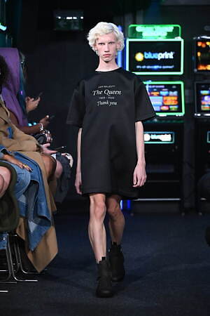 JW アンダーソン 2023年春夏ウィメンズコレクション - ディスプレイとしての衣服｜写真37