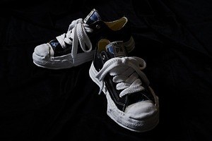 メゾン ミハラヤスヒロ×フェノメノン限定スニーカー、ブルータイガーカモ柄「ハンク」