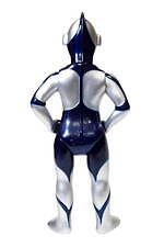 カラー×ウルトラマンのコラボ、限定色のソフビ人形や“スペシウム光線”プリントTシャツなど｜写真9