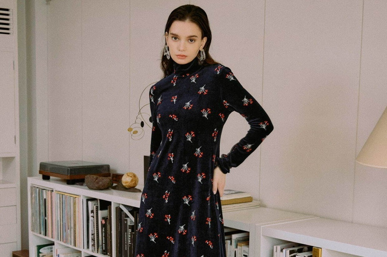 マメ クロゴウチ“彼岸花×赤”ドレスやエズミ“バックプリーツ”ワンピースなど、パリゴ別注で