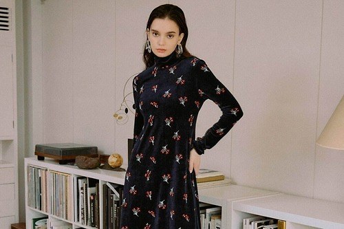 マメ クロゴウチ“彼岸花×赤”ドレスやエズミ“バックプリーツ”ワンピースなど、パリゴ別注で