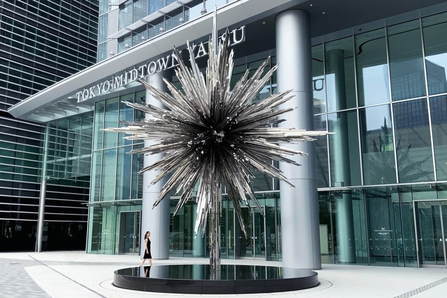 吉岡徳仁パブリックアート「STAR」が東京ミッドタウン八重洲に、約10mの巨大な“光の彫刻”