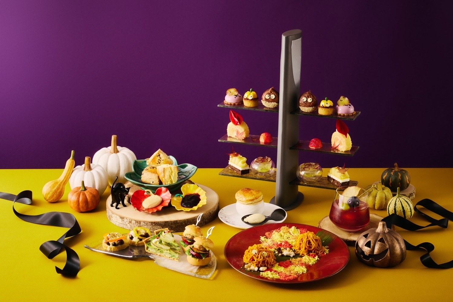 ザ・サウザンド京都のハロウィンアフタヌーンティー、オバケが覗く南瓜モンブラン&“栗”マカロン