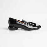 人気ブランドのレディースローファー【22年秋冬】厚底orヒール付き？大人のきれいめコーデに｜写真4