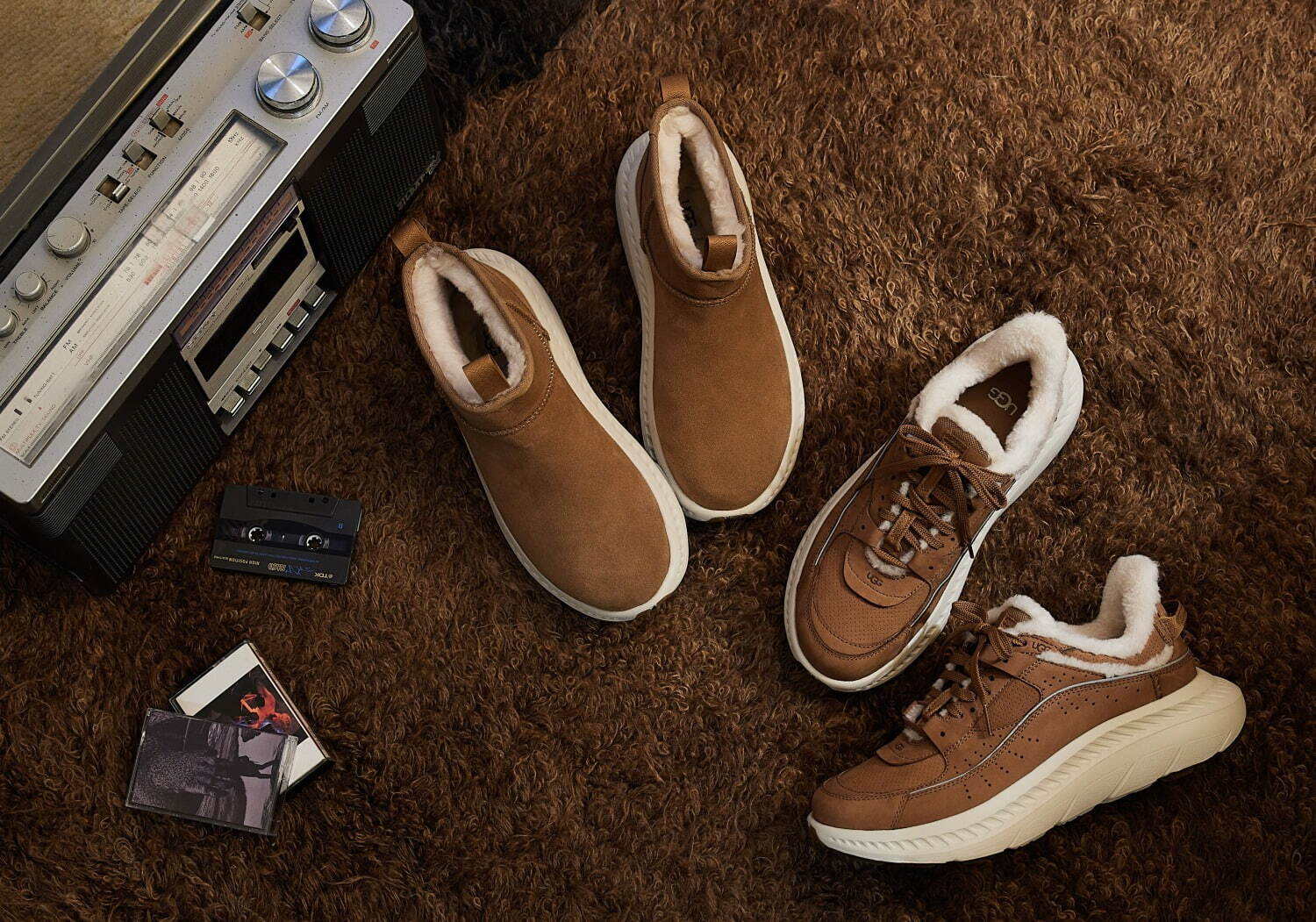 アグのシューズ「CA805 V2」から“もこもこ”インソールの新作レザースニーカー＆ブーツ