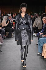 エムエム6 メゾン マルジェラ 23年春夏コレクション - バレエのリハーサル、ステージの裏側に着想｜写真1