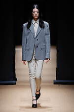 プラダ 2023年春夏ウィメンズコレクション、反射や屈折を通して見据える“現実”｜写真4