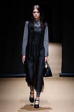 プラダ 2023年春夏ウィメンズコレクション、反射や屈折を通して見据える“現実”｜写真5