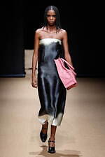 プラダ 2023年春夏ウィメンズコレクション、反射や屈折を通して見据える“現実”｜写真7