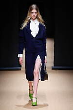 プラダ 2023年春夏ウィメンズコレクション、反射や屈折を通して見据える“現実”｜写真10