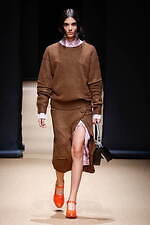 プラダ 2023年春夏ウィメンズコレクション、反射や屈折を通して見据える“現実”｜写真14