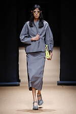 プラダ 2023年春夏ウィメンズコレクション、反射や屈折を通して見据える“現実”｜写真16