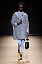 プラダ 2023年春夏ウィメンズコレクション、反射や屈折を通して見据える“現実”｜写真17