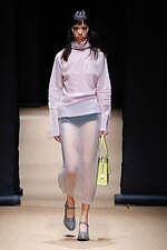 プラダ 2023年春夏ウィメンズコレクション、反射や屈折を通して見据える“現実”｜写真21