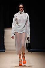 プラダ 2023年春夏ウィメンズコレクション、反射や屈折を通して見据える“現実”｜写真22