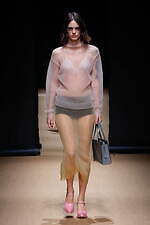 プラダ 2023年春夏ウィメンズコレクション、反射や屈折を通して見据える“現実”｜写真25