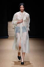 プラダ 2023年春夏ウィメンズコレクション、反射や屈折を通して見据える“現実”｜写真26