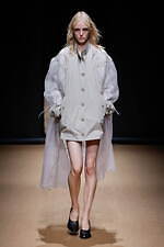 プラダ 2023年春夏ウィメンズコレクション、反射や屈折を通して見据える“現実”｜写真27