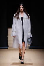 プラダ 2023年春夏ウィメンズコレクション、反射や屈折を通して見据える“現実”｜写真29