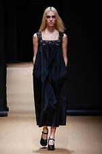 プラダ 2023年春夏ウィメンズコレクション、反射や屈折を通して見据える“現実”｜写真30