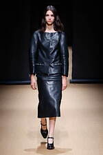 プラダ 2023年春夏ウィメンズコレクション、反射や屈折を通して見据える“現実”｜写真32