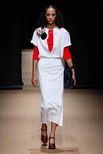 プラダ 2023年春夏ウィメンズコレクション、反射や屈折を通して見据える“現実”｜写真34