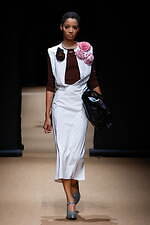 プラダ 2023年春夏ウィメンズコレクション、反射や屈折を通して見据える“現実”｜写真35