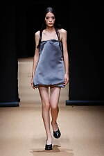 プラダ 2023年春夏ウィメンズコレクション、反射や屈折を通して見据える“現実”｜写真44