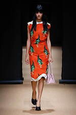 プラダ 2023年春夏ウィメンズコレクション、反射や屈折を通して見据える“現実”｜写真47