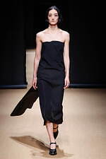 プラダ 2023年春夏ウィメンズコレクション、反射や屈折を通して見据える“現実”｜写真49