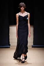 プラダ 2023年春夏ウィメンズコレクション、反射や屈折を通して見据える“現実”｜写真50