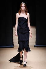 プラダ 2023年春夏ウィメンズコレクション、反射や屈折を通して見据える“現実”｜写真52