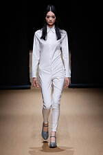 プラダ 2023年春夏ウィメンズコレクション、反射や屈折を通して見据える“現実”｜写真53