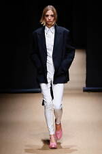 プラダ 2023年春夏ウィメンズコレクション、反射や屈折を通して見据える“現実”｜写真54