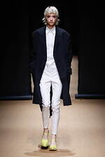 プラダ 2023年春夏ウィメンズコレクション、反射や屈折を通して見据える“現実”｜写真55