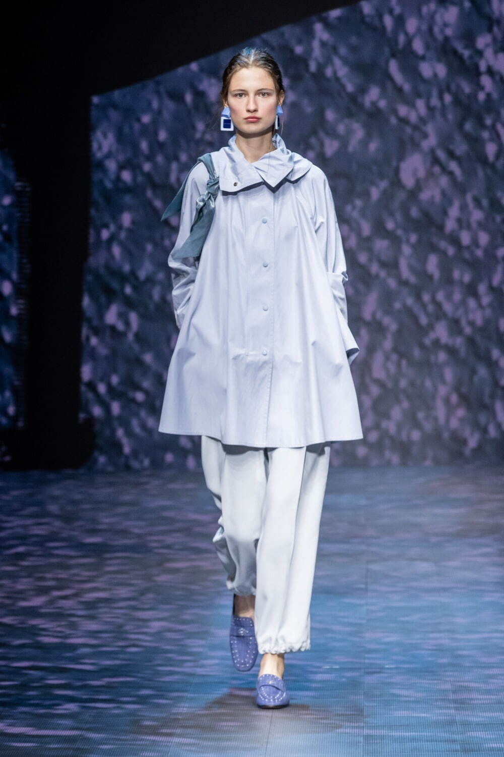 エンポリオ アルマーニ 2023年春夏｜female レインコート