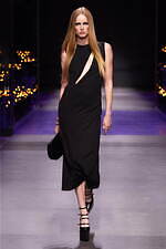 ヴェルサーチェ 2023年春夏コレクション、“ダークゴシックの女神”の姿｜写真3